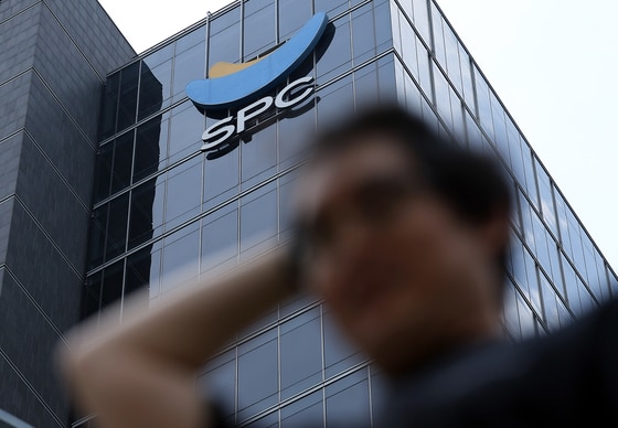 서울 서초구 양재동 SPC삼립 본사 앞으로 시민이 지나고 있다. 2025.6.17 ⓒ 뉴스1 박정호 기자