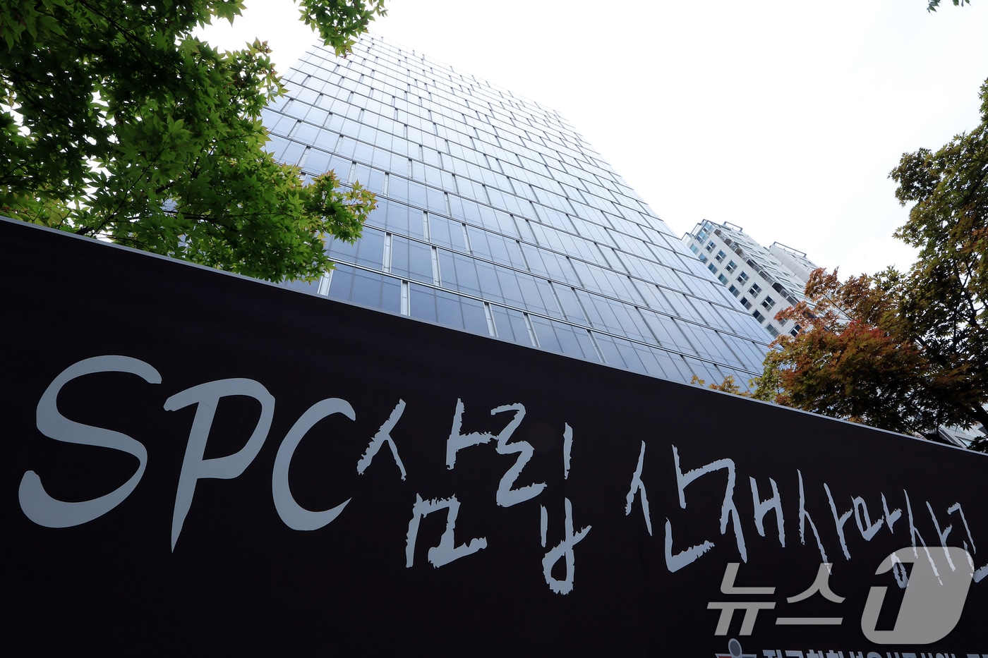 지난달 SPC삼립 시화공장에서 50대 여성 근로자가 기계에 끼여 사망하는 사고와 관련해 경기 시흥경찰서와 고용노동부 성남지청 근로감독관과 경찰 등이 SPC삼립에 대한 압수수색을 진행 중이다. 사진은 17일 서울 서초구 양재동 SPC삼립 본사 모습. 2025.6.17/뉴스1 ⓒ News1 박정호 기자