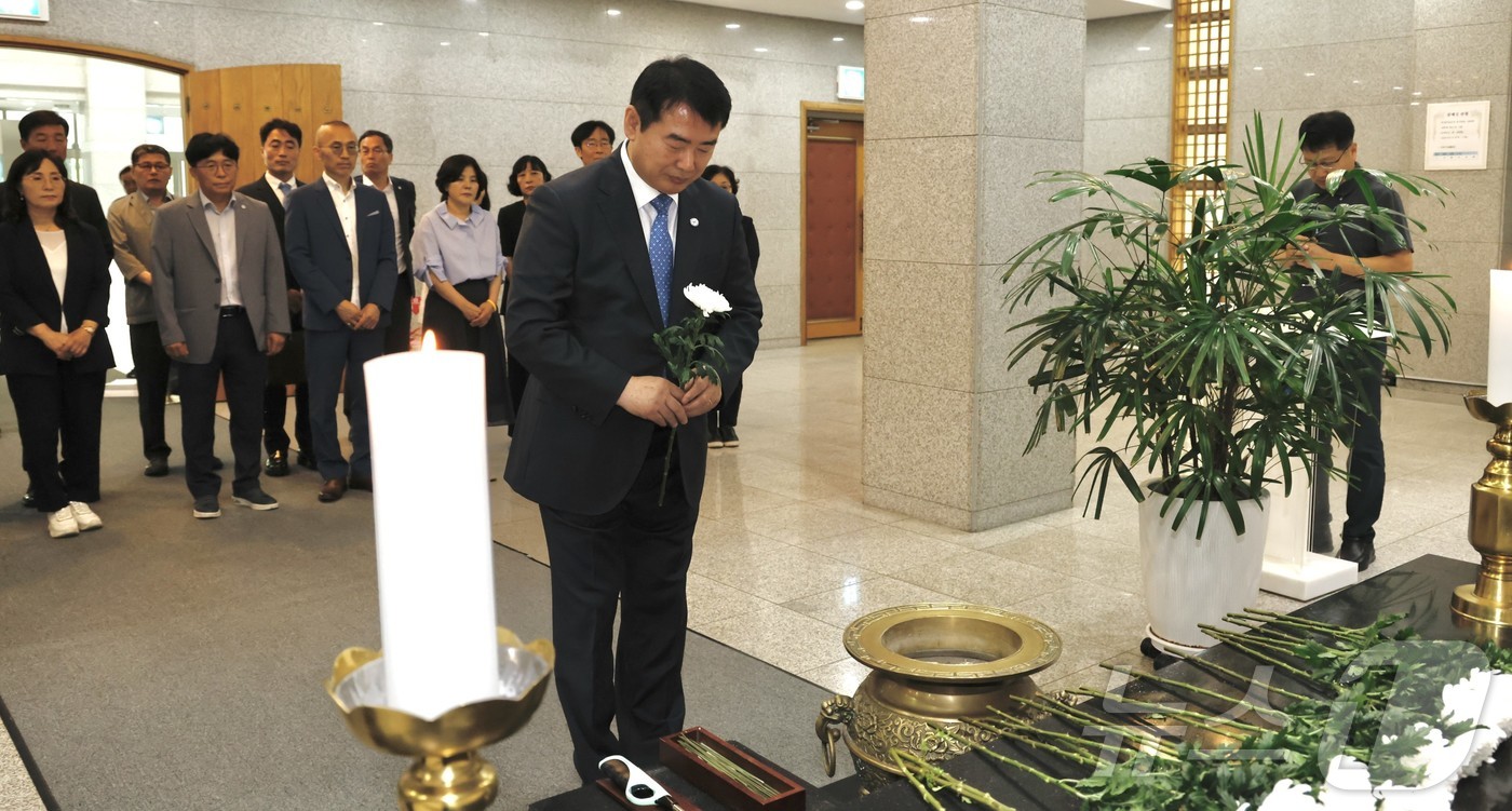 이정선 광주교육감이 17일 광주학생독립운동기념관을 참배하고 있다.(광주교육청 제공. 재배포 및 DB 금지)