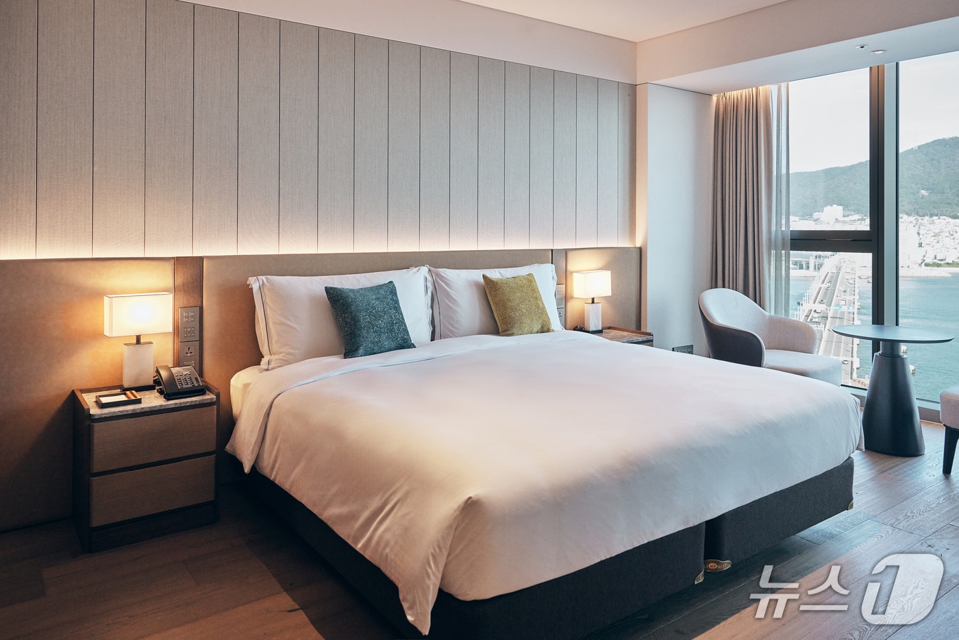 윈덤 그랜드 부산 프리미엄 킹 객실.(윈덤그랜드부산 제공. 재판매 및 DB 금지)