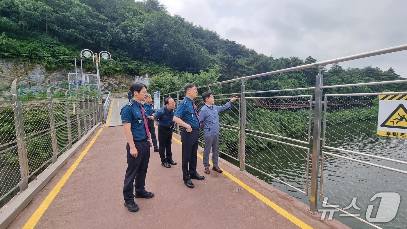 괴산댐 점검하는 김학관 충북경찰청장.&#40;충북경찰청 제공. 재판매 및 DB 금지&#41;/뉴스1