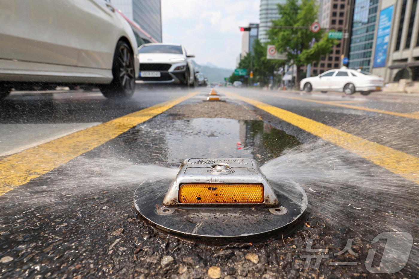 17일 서울 중구 서울시청 앞 중앙선에 설치된 쿨링로드가 물을 뿌리며 도로의 열을 식히고 있다. (공동취재) 2025.6.17/뉴스1 ⓒ News1 박세연 기자