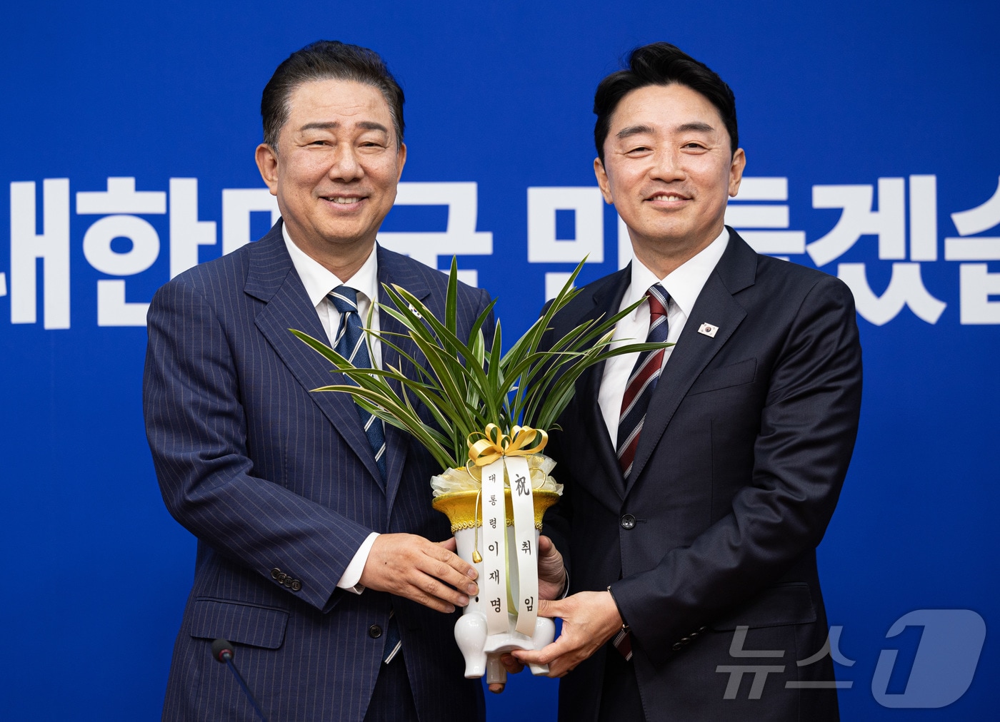 김병기 더불어민주당 대표 직무대행 겸 원내대표가 17일 오후 서울 여의도 국회에서 강훈식 대통령 비서실장에게 축하난을 전달 받고 있다. 2025.6.17/뉴스1 ⓒ News1 이재명 기자