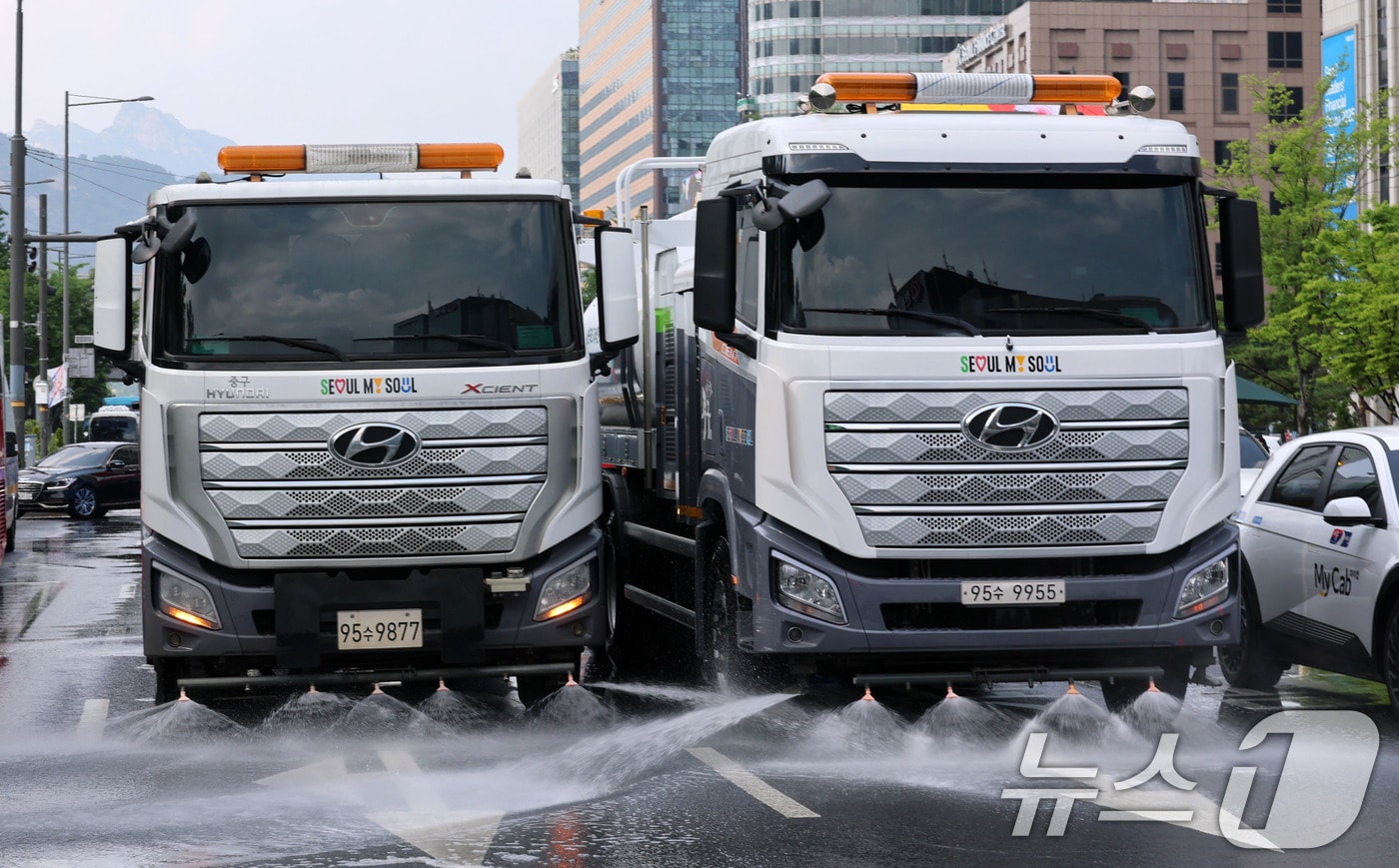 살수차량들이 물을 뿌리며 도로의 열을 식히고 있다. 2025.6.17/뉴스1 ⓒ News1 박세연 기자