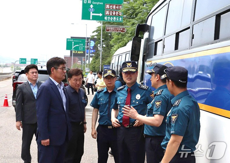 17일 김도형 인천경찰청장은 강화경찰서와 경력들이 배치된 대북 전단 살포 우려 지역을 방문해 대응 상황을 점검하고, 협조체계 구축 상황을 확인했다.(인천경찰청 제공. 재배포 및 DB금지)2025.6.17/뉴스1