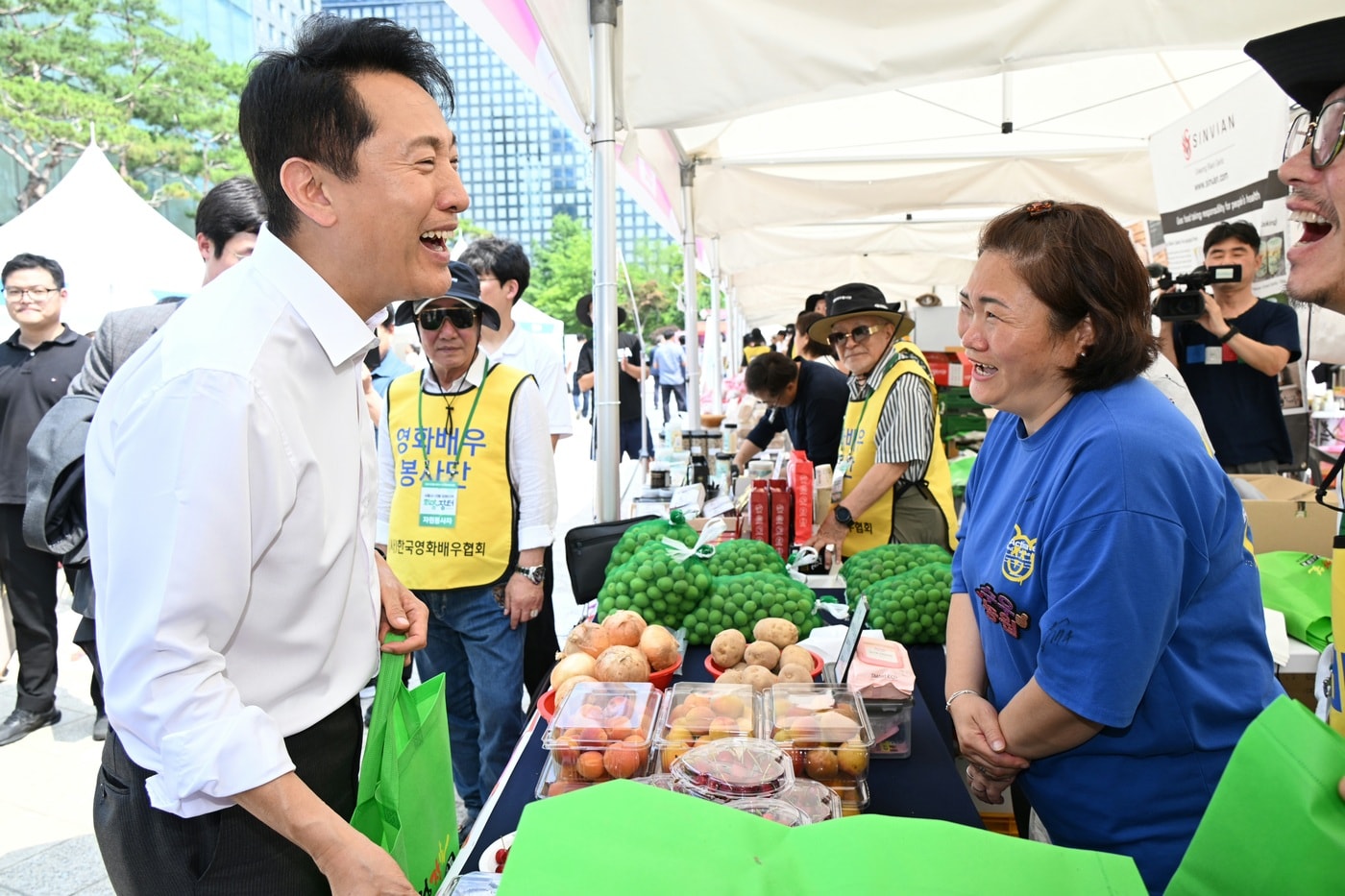 오세훈 서울시장이 17일 MBC 상암문화광장에서 열린 &#39;산불피해지역 희망장터&#39; 개장식에 참석해 산불피해농민과 대화하고 있다.&#40;서울시 제공&#41;