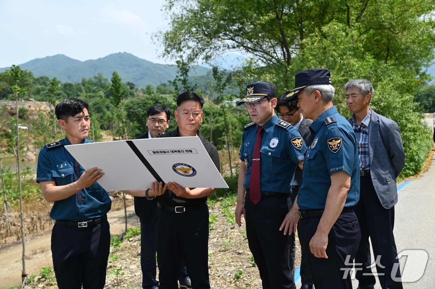 엄성규 강원경찰청장은 17일 철원을 찾아 대북 전단 살포 대응 태세를 점검했다.(강원경찰청 제공. 재판매 및 DB금지) 2025.6.17/뉴스1