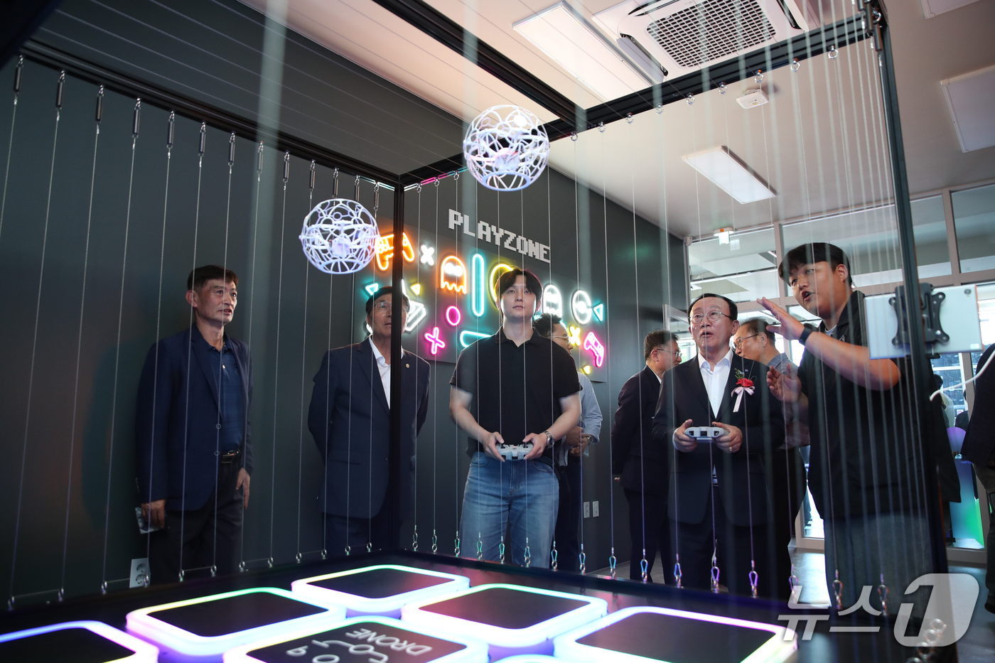 17일 경기 연천군 연천읍 '연천 청소년 AI센터' 개관식에서 김덕현 연천군수(오른쪽 2번째)가 프로그램을 시연하고 있다. (연천군 제공, 재판매 및 DB금지)