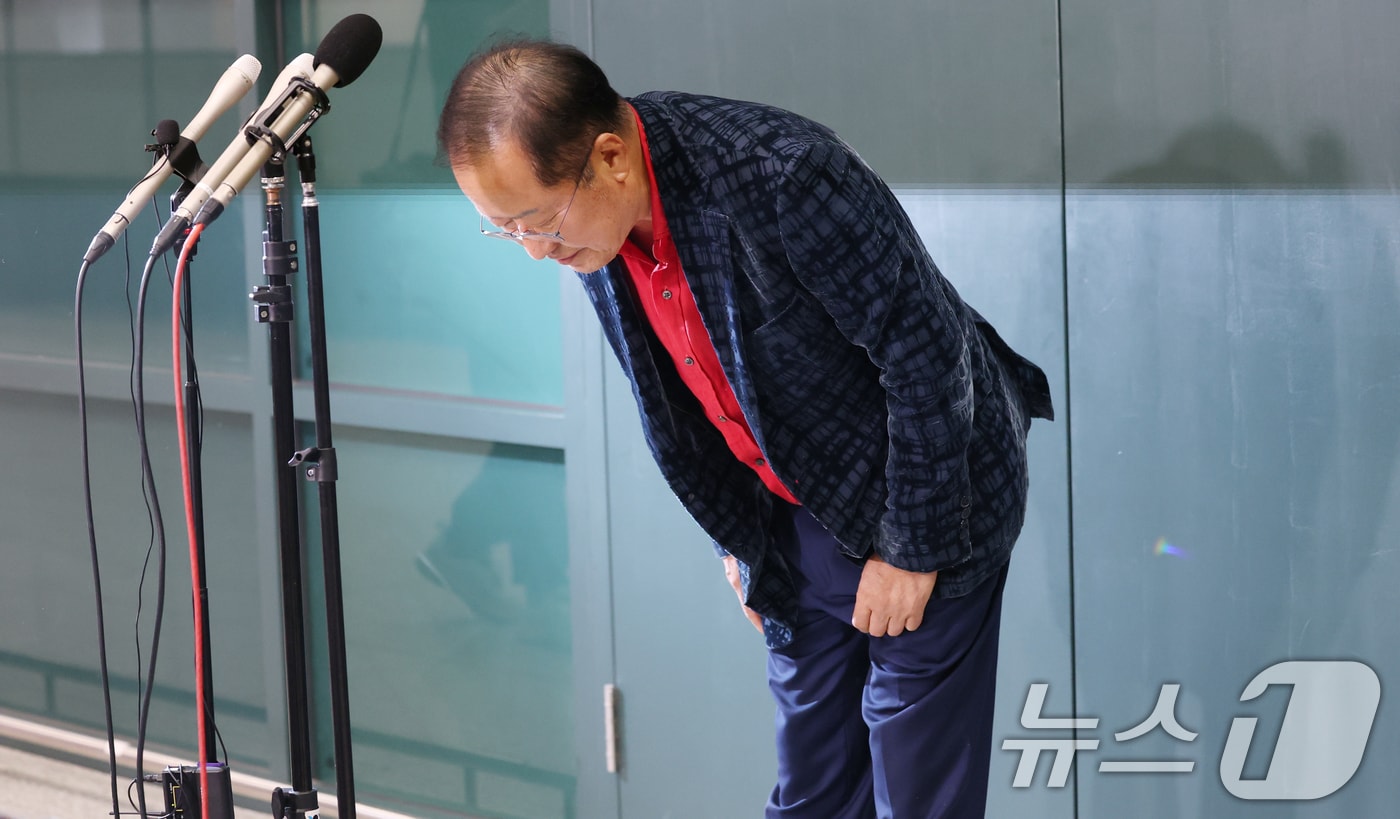 국민의힘 대선 경선에서 탈락한 뒤 정계 은퇴를 선언하고 하와이로 떠났던 홍준표 전 대구시장이 지난 6월 17일 인천국제공항을 통해 귀국해 인사를 하고 있다. 2025.6.17/뉴스1 ⓒ News1 권현진 기자