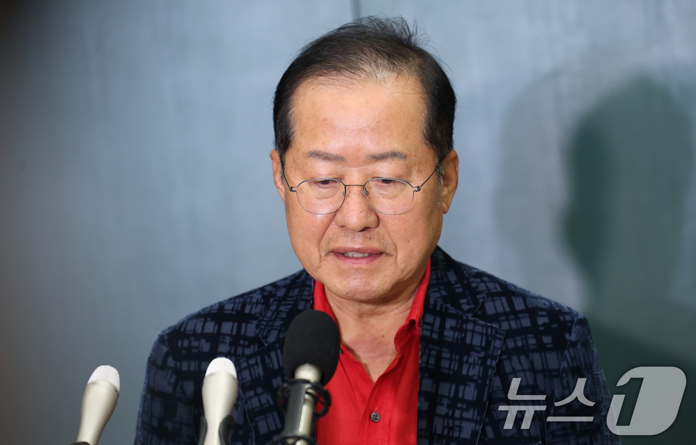 국민의힘 대선 경선에서 탈락한 뒤 정계 은퇴를 선언하고 하와이로 떠났던 홍준표 전 대구시장이 2025년 6월 17일 인천국제공항을 통해 귀국해 인터뷰를 하고 있는 모습. 2025.6.17 ⓒ 뉴스1 권현진 기자