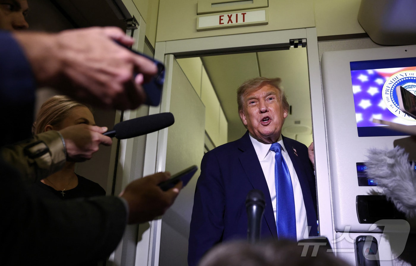 도널드 트럼프 미국 대통령이 17일(현지시간) 캐나다에서 열린 주요 7개국(G7) 정상회의에서 대통령 전용기 에어포스원을 타고 워싱턴으로 조기 귀국하고 있다. 2025.6.17 ⓒ 로이터=뉴스1 ⓒ News1 김경민 기자