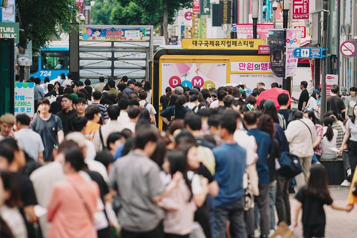 제19회 DIMF ‘만원의행복’ 구매를 위해 줄을 선 모습
