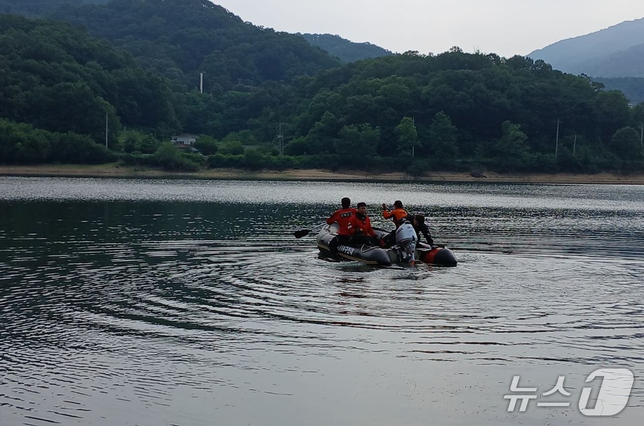 17일 오전 7시48분쯤 경북 구미시 옥성면 대원리 한 저수지에서 낚싯대를 건지러 물에 들어간 60대가 숨진채 발견됐다.(경북소방본부 제공. 재판매 및 DB 금지)2025.6.18/뉴스1