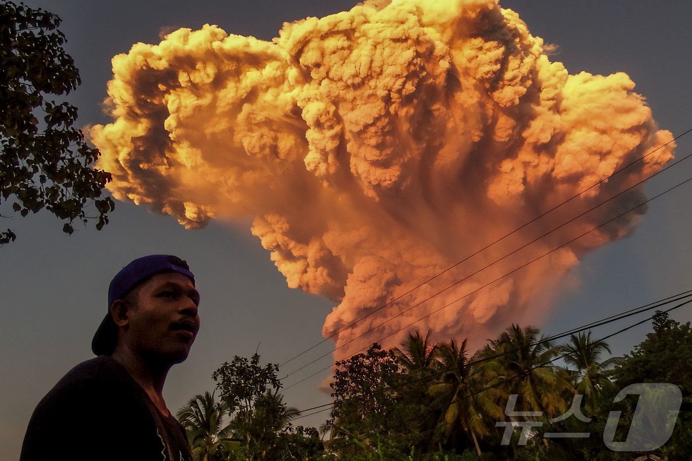 17일(현지시간) 인도네시아 르워토비 라키라키 화산이 폭발하는 모습. 25.06.17 ⓒ AFP=뉴스1 ⓒ News1 김예슬 기자