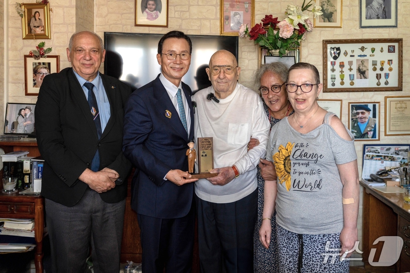 16일(현지시간), 프랑스 파리에서 신익현 대표(왼쪽에서 두번째)가 UN군 참전용사 세르주 아르샹보씨(왼쪽에서 세번째) 자택을 찾아, 감사패 및 기념품을 전달하고 기념촬영을 하고 있다.