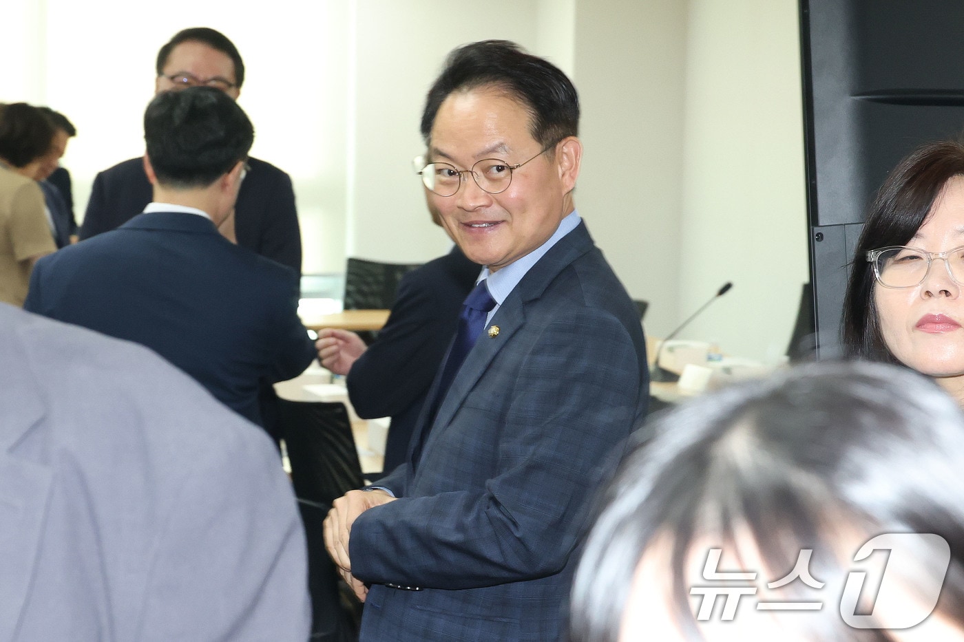 허영 더불어민주당 원내정책수석부대표가 18일 오전 서울 여의도 국회 의원회관에서 민생회복지원금을 포함한 추가경정예산 편성 논의를 위해 열린 당정대 협의회에 참석하고 있다. 2025.6.18/뉴스1 ⓒ News1 이광호 기자