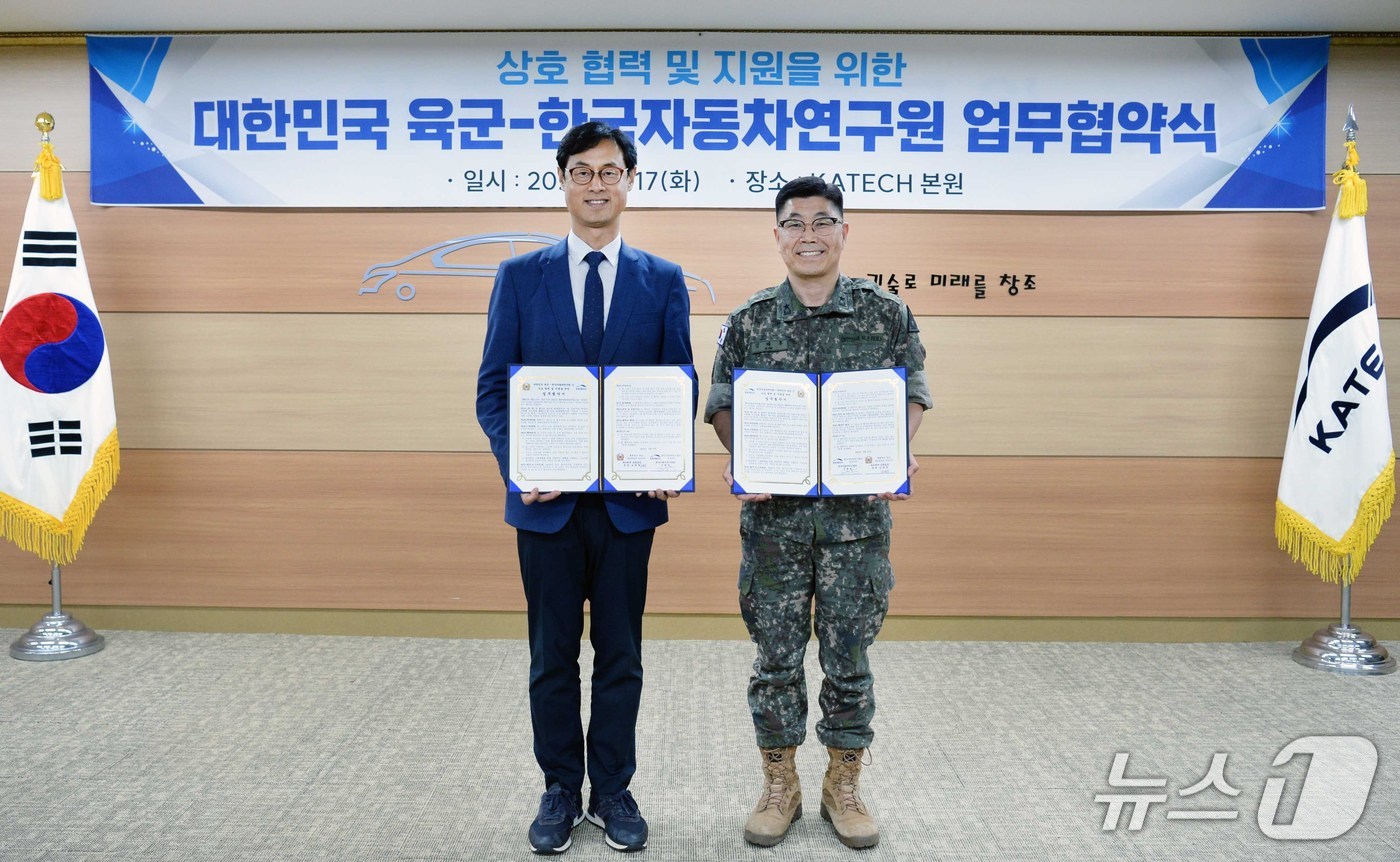 17일 충남 천안 소재 한국자동차연구원 본원에서 진종욱 한자연 원장(왼쪽)과 김태후 육군본부 공병실장이 이동형 수소연료 발전기 및 수소공급 장치 기술 개발을 위한 업무협약(MOU)을 체결한 뒤 기념사진을 촬영했다(한자연 제공). 2025.06.17.