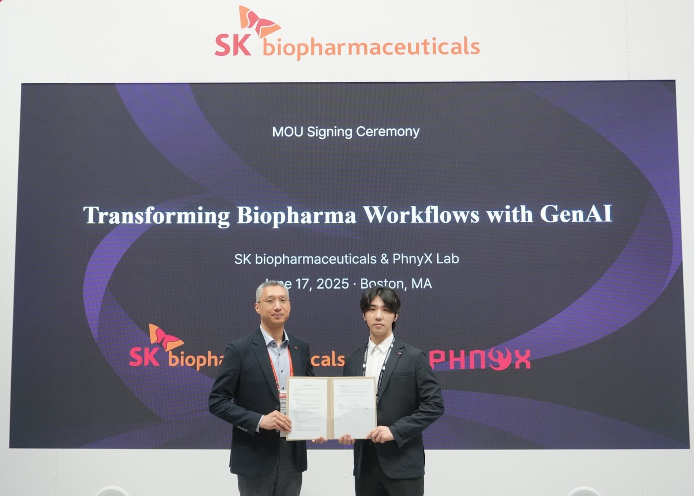  17일(현지시간) BIO USA SK바이오팜 전시 부스에서 참석자들이 AI 기반 신약 개발 MOU 기념촬영을 진행하고 있다. (SK바이오팜 제공)