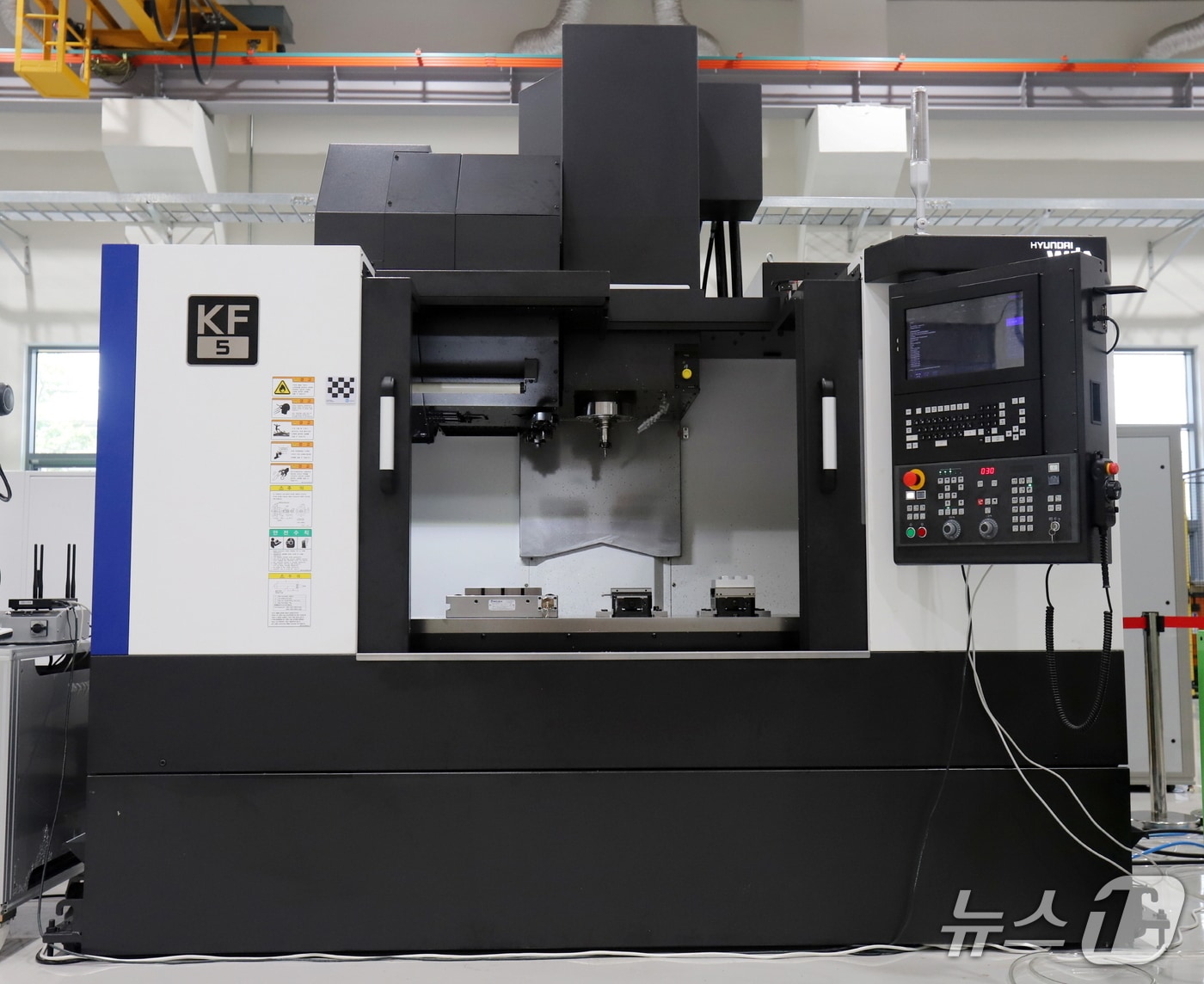 K-CNC 시스템이 탑재된 공작기계(기계연 제공) /뉴스1