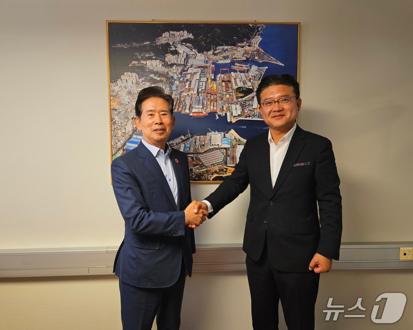 울산시 투자유치사절단(단장 안효대 경제부시장)이 현지시각 17일 HD현대중공업 노르웨이 오슬로 지사에서 함형원 오슬로 지사장을 만나 악수를 하고 있다.(울산광역시제공. 재판매 및 DB 금지)