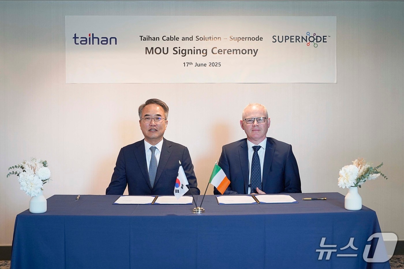 대한전선과 슈퍼노드가 차세대 초전도 케이블 개발 관련 MOU를 체결했다. 왼쪽 송종민 대한전선 부회장, 존 피츠제랄드 슈퍼노드 CEO(대한전선 제공)