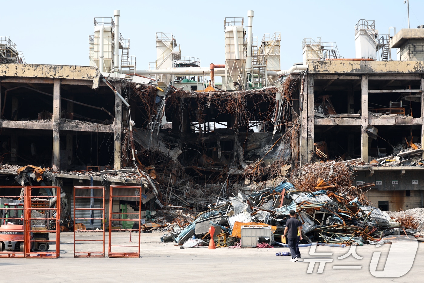 18일 광주 광산구 소촌동 금호타이어 광주공장에 건물 해체 등으로 인한 잔재물이 쌓여 있다. 2025.6.18/뉴스1 ⓒ News1 이승현 기자