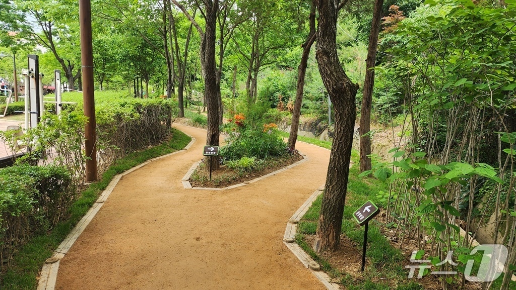 경기 안양시가 시민들의 신체 건강 증진과 정서적 휴식을 위해 동편마을에 '맨발치유정원'을 조성했다.(안양시 제공. 재판매 및 DB금지)/뉴스1