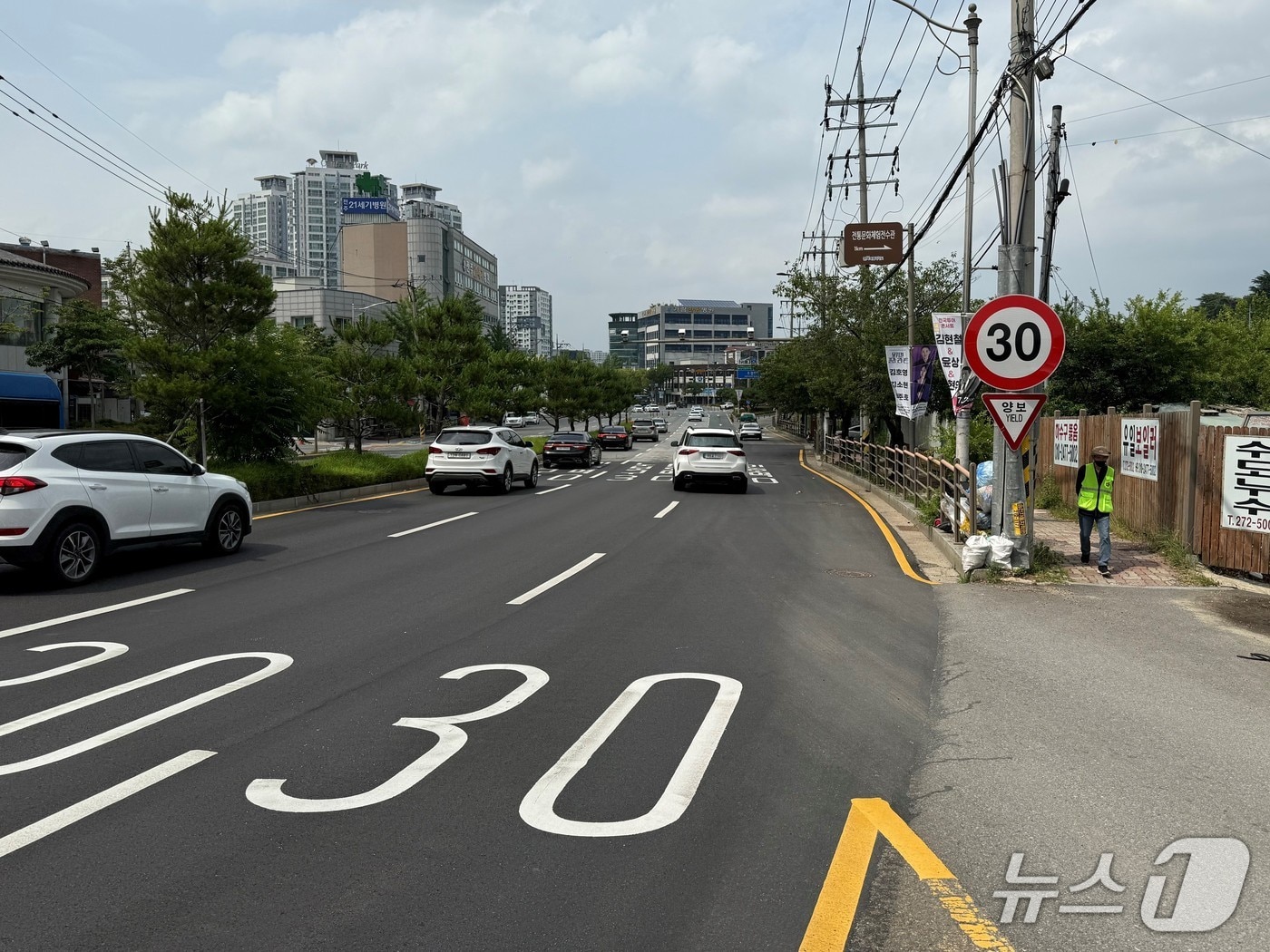  교통안전시설 규격이 확대 설치된 전주시 덕진노인복지관 일대.&#40;전북경찰청 제공. 재판매 및 DB금지&#41;