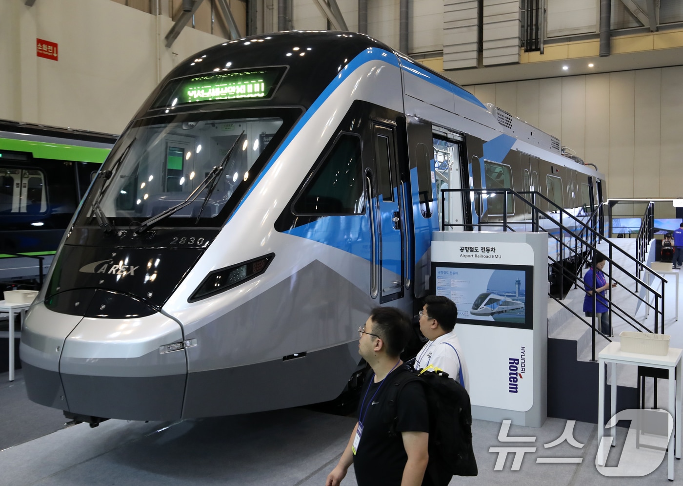 18일 부산 해운대구 벡스코 제1전시장에서 열린 '2025 부산국제철도기술산업전'에서 관람객들이 현대로템의 공항철도 전동차 실물을 둘러보고 있다. (사진은 기사 내용과 무관함) 2025.6.18/뉴스1 ⓒ News1 윤일지 기자
