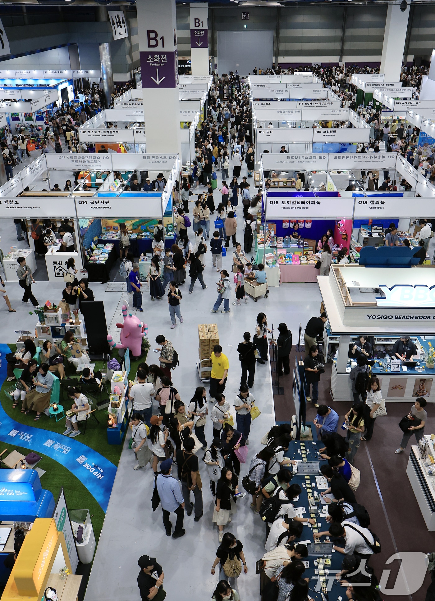 2025 서울국제도서전을 찾은 관람객들로 붐비고 있다. 2025.6.18 ⓒ 뉴스1 박정호 기자 (기사 내용과 무관한 사진)