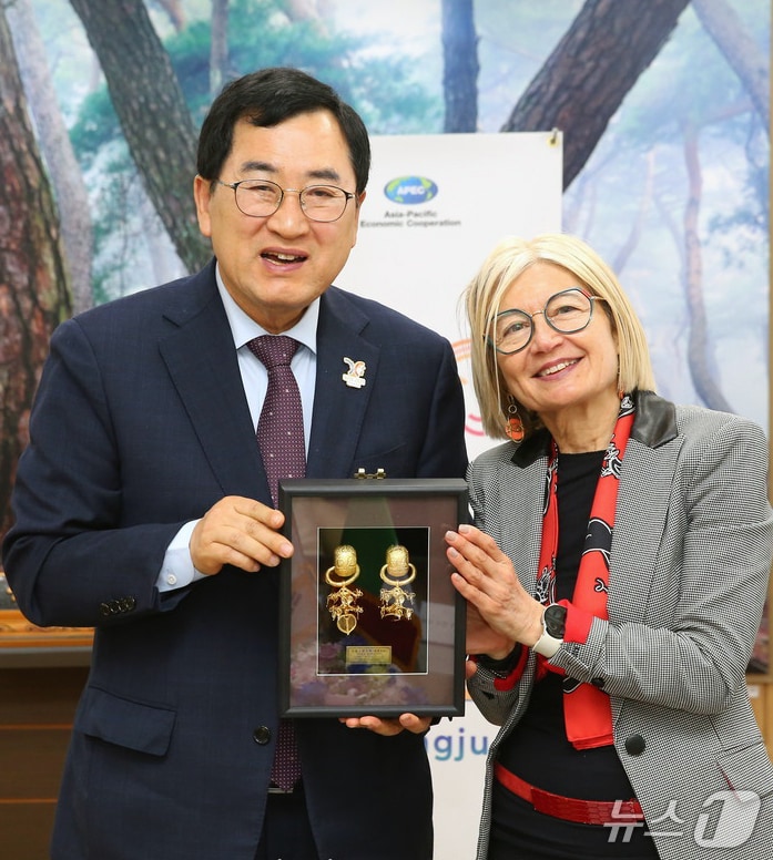 지난 4월 주낙영 경북 경주시장이 경주시청에서 이탈리아 에밀리아 가토 주한 이탈리아 대사와 만나 두 도시 간 교류 협력 등에 대해 협의한 후 기념촬영을 하고 있다. (경주시제공, 제판매 및 DB 금지)  