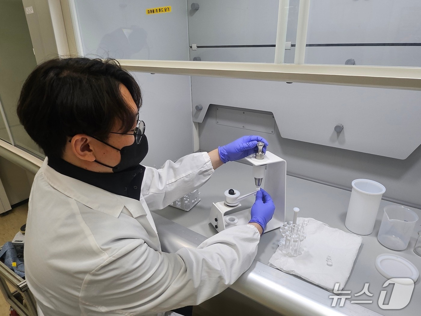 화성시농업기술센터 담당자가 농산물안전분석연구실에서 토양중금속 분석을 위한 전처리를 하고 있다 (화성시 제공)<a href="https://mail.news1.kr/new_mailnara_web/index.php/maildownload/decode_file_download/Inbox/175021205424073/5" target="_self"></a>