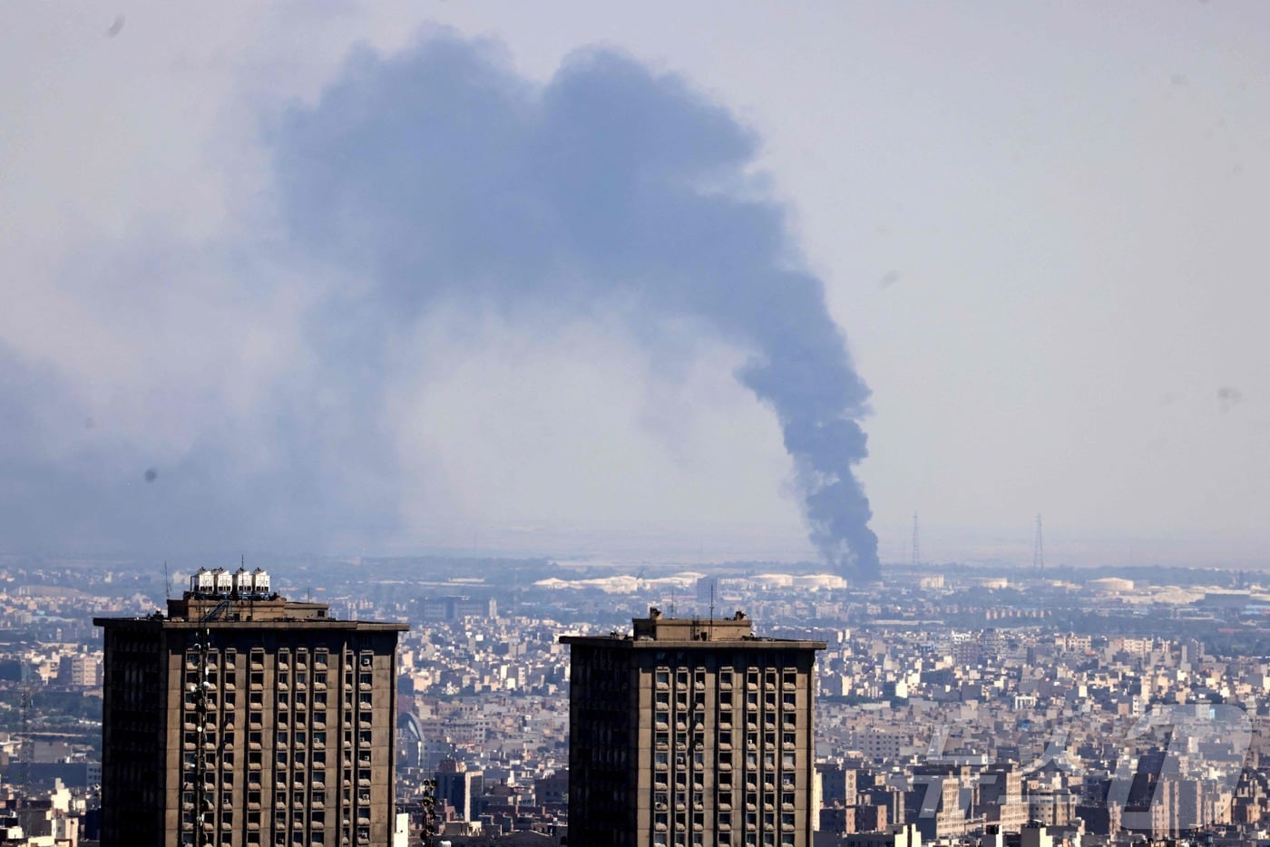 17일(현지시간) 이란 수도 테헤란에서 이스라엘의 공습으로 연기가 피어오르는 모습. 25.06.17 ⓒ AFP=뉴스1 ⓒ News1 김예슬 기자