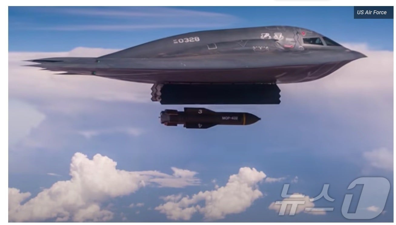 미 공군의 B-2 '스피릿' 스텔스 전략폭격기가 2019년 벙커 버스터 폭탄인 GBU-57을 투하하는 모습을 담은 동영상을 캡처한 것이다. 사진 제공: 미군 ⓒ News1 최종일 선임기자
