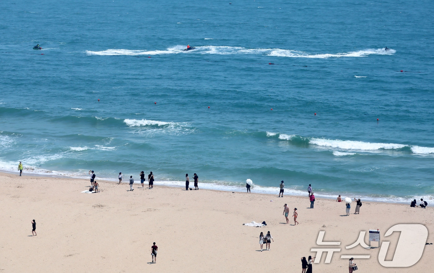 18일 오후 부산 해운대해수욕장을 찾은 시민, 관광객들이 해변가를 거닐며 더위를 식히고 있다. 2025.6.18/뉴스1 ⓒ News1 윤일지 기자
