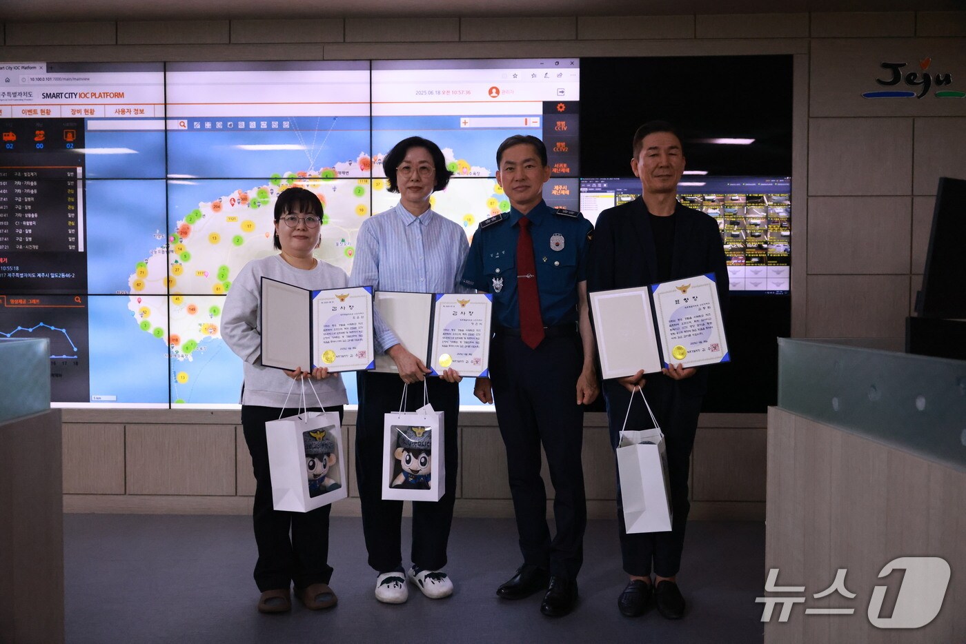 18일 제주도 CCTV통합관제센터를 방문한 김수영 제주경찰청장이 관제요원들의 노고와 헌신에 감사를 표하고 있다.(제주경찰청 제공. 재판매 및 DB 금지)