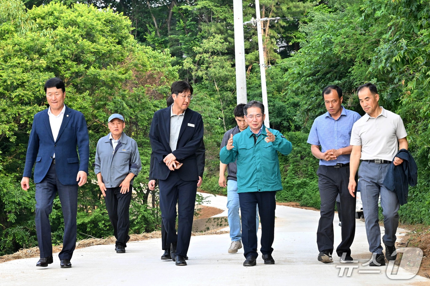 김진열 군위군수(오른쪽 세번째)와 효령면 중구2리 주민 등이 개통된 우회도로를 걷고 있다. (군위군 제공. 재판매 및 DB금지)