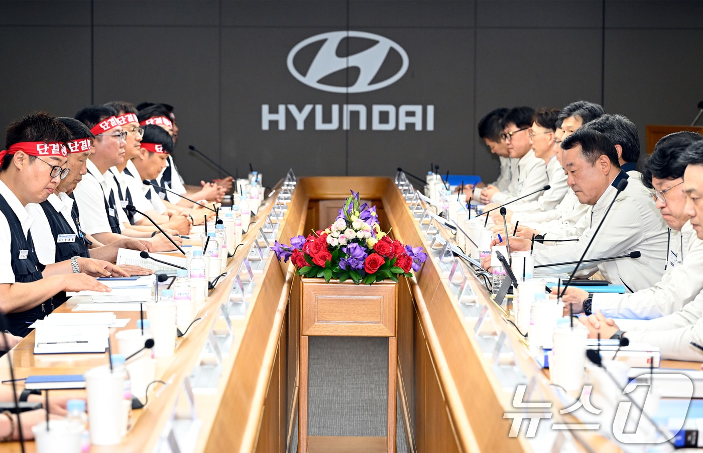 현대자동차 노사 관계자들이 18일 현대차 울산공장 본관 동행룸에서 &#39;2025년 임금 및 단체협상 교섭 상견례&#39;를 하고 있다. &#40;현대자동차 제공. 재판매 및 DB 금지&#41; 2025.6.18/뉴스1 ⓒ News1 조민주 기자