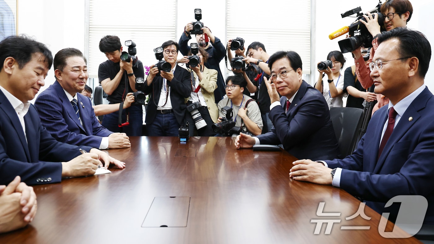 김병기 더불어민주당 대표 직무대행 겸 원내대표와 송언석 국민의힘 원내대표 등이 18일 서울 여의도 국회에서 추경안 및 원 구성 관련 회동을 하고 있다. 왼쪽부터 시계방향으로 민주당 문진석 원내운영수석부대표, 김 원내대표, 국민의힘 송언석 원내대표, 유상범 법사위 간사. 2025.6.18/뉴스1 ⓒ News1 김민지 기자