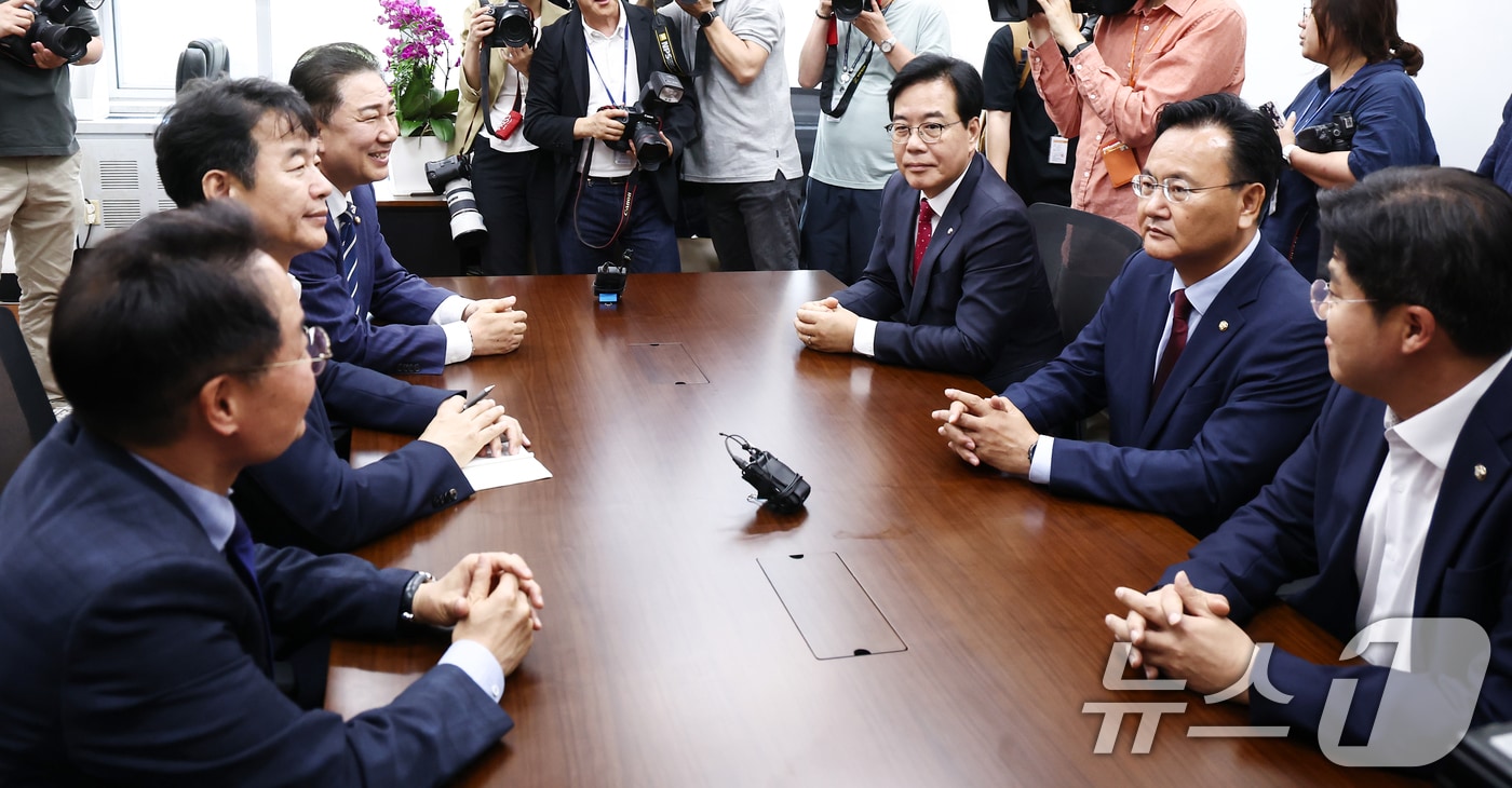 김병기 더불어민주당 대표 직무대행 겸 원내대표와 송언석 국민의힘 원내대표 등이 지난 18일 서울 여의도 국회에서 추경안 및 원 구성 관련 회동을 하고 있다. 왼쪽부터 시계방향으로 민주당 허영 원내정책수석부대표, 문진석 원내운영수석부대표, 김 원내대표, 국민의힘 송언석 원내대표, 유상범 법사위 간사, 박상혁 민주당 원내소통부대표. 2025.6.18/뉴스1 ⓒ News1 김민지 기자