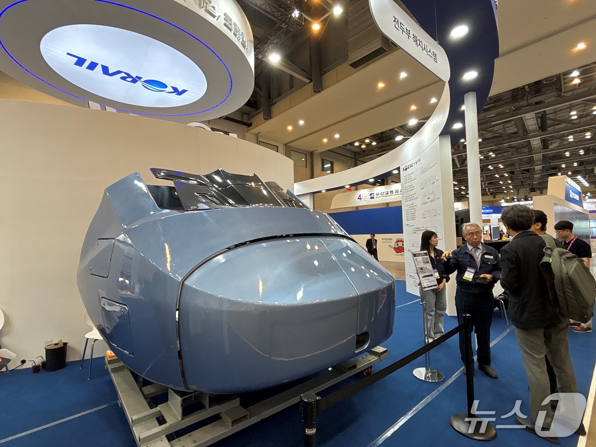 &#39;2025 부산국제철도기술산업전&#39;에서 관람객이 코레일 부스를 둘러보고 있다.&#40;코레일 제공&#41; /뉴스1