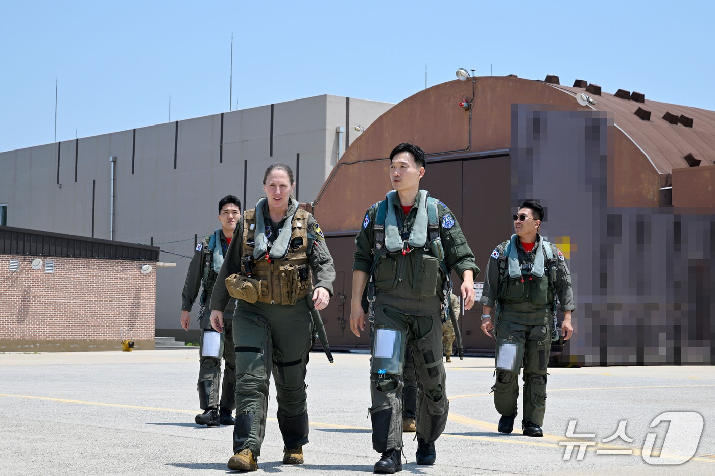 공군 38전대·미8비 조종사들이 임무절차를 공유하며 활주로를 걷고 있다.(공군 38전대 제공. 재판매 및 DB금지)