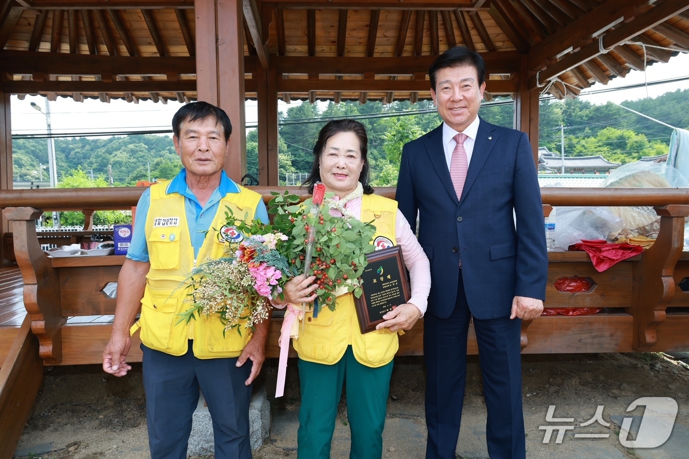  고명순 남일봉사회 회원이 지역사회를 위한 공헌을 인정받아 금산군수 표창패를 받았다. (금산군  제공.재판매 및 DB 금지)/뉴스1  