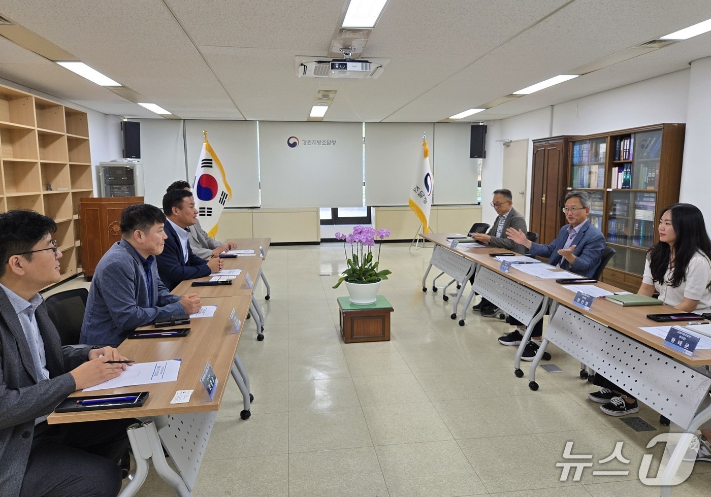 강원조달청은 18일 청 내 회의실에서 한국정보통신공사협회 도회와 간담회를 가졌다.(강원조달청 제공. 재판매 및 DB금지)/뉴스1
