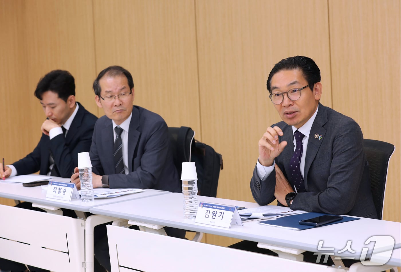 김완기 특허청장(맨 오른쪽)이 ‘특허청-충남대-지역기업 간 IP교육 협력 간담회’를 진행하고 있다. (특허청 제공.재판매 및 DB금지)/뉴스1 