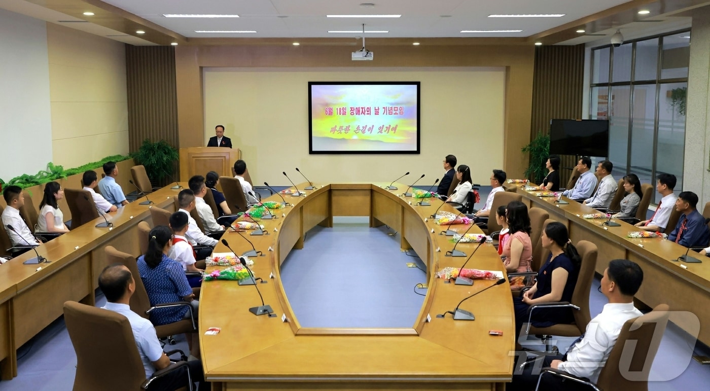 &#40;평양 노동신문=뉴스1&#41; = 북한 노동당 기관지 노동신문은 19일 &#34;장애자의 날 기념 모임이 지난 18일 과학기술전당에서 진행됐다＂라고 보도했다. [국내에서만 사용가능. 재배포 금지. DB 금지. For Use Only in the Republic of Korea. Redistribution Prohibited] rodongphoto@news1.kr