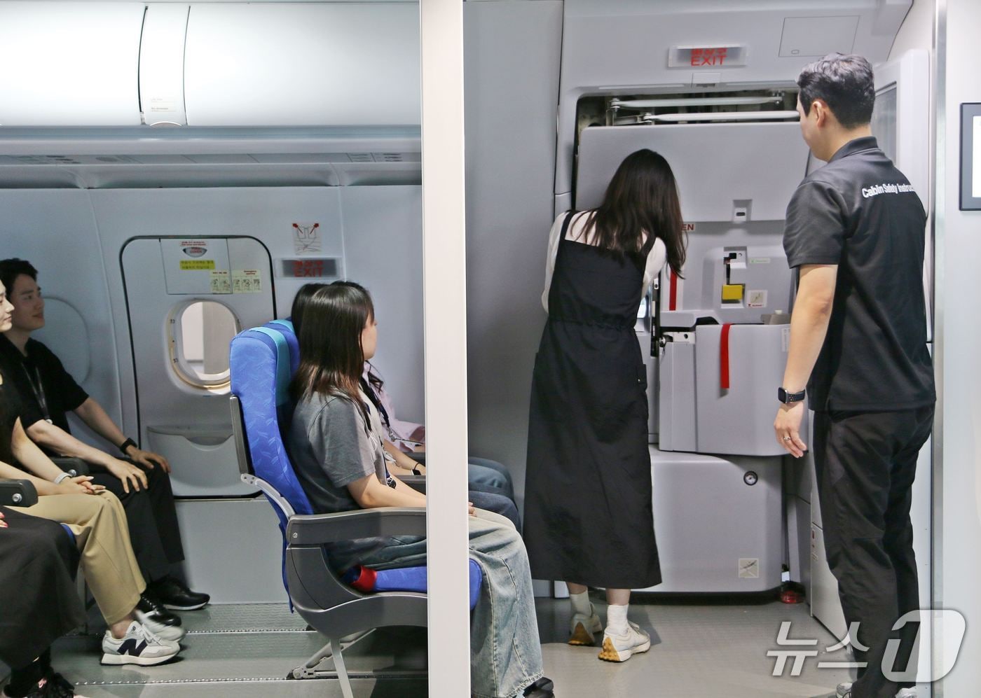 에어부산 임직원들이 사옥 훈련시설에서 비상구 조작 교육을 받고 있다.(에어부산 제공. 재판매 및 DB 금지)