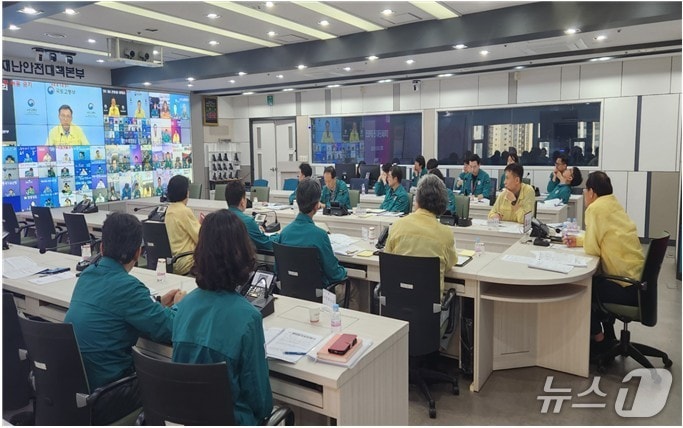 부산시청에서 19일 장마 대비 안전관리 개선 특별대책 보고회가 열리고 있다.(부산시청 제공. 재판매 및 DB 금지)