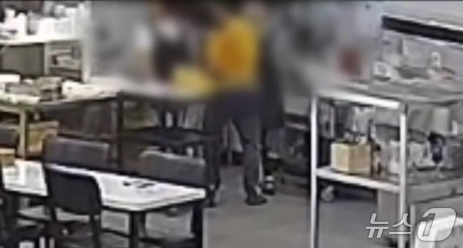 식당에 종업원을 폭행하는 폐쇄회로(CC)TV 화면(경찰 제공. 재판매 및 DB금지).