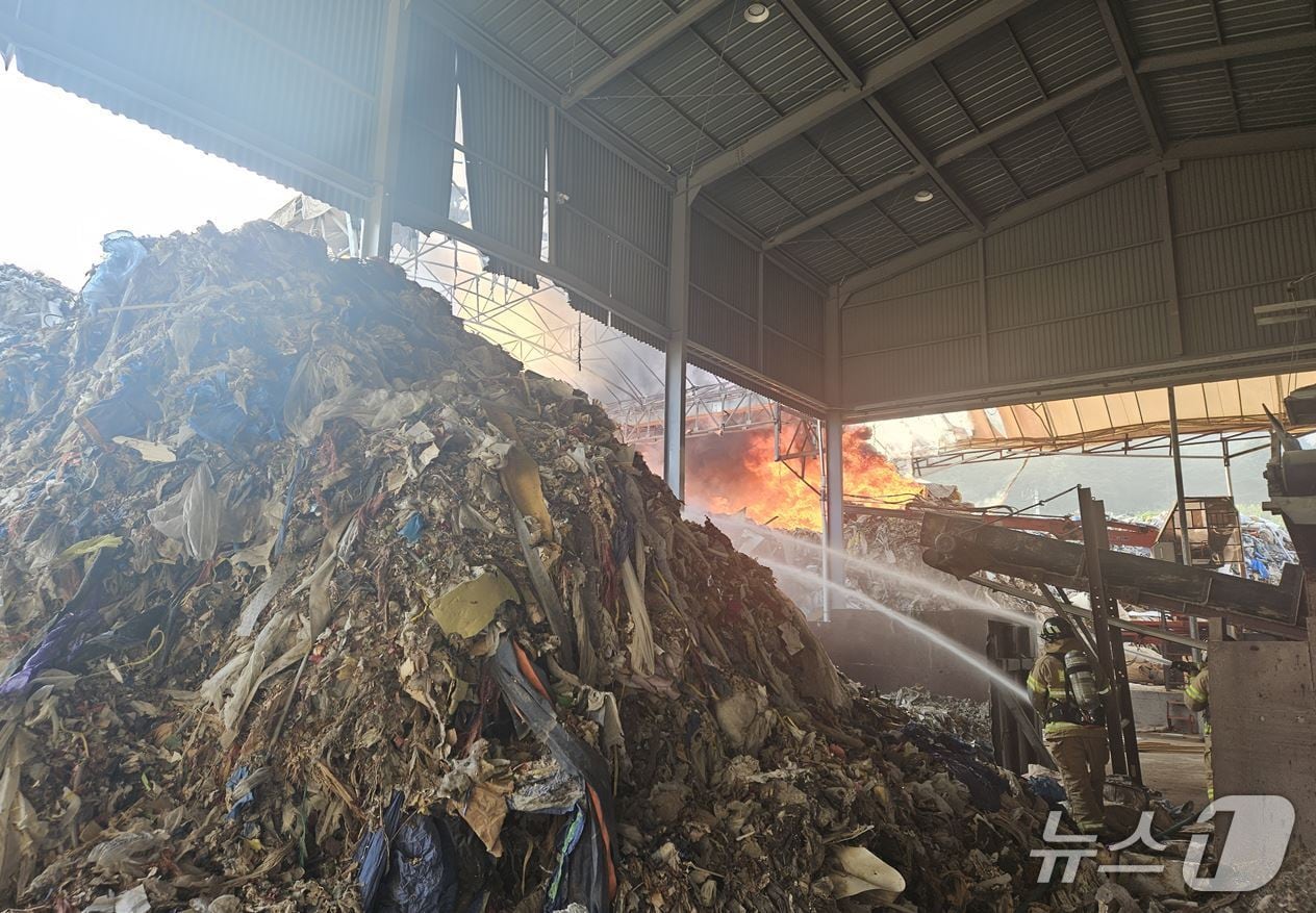 18일 오전 6시37분쯤 경북 상주시 낙동면 상촌리의 자원재활용시설에서 불이 나 소방 당국이 진화하고 있다.(경북소방본부 제공. 재판매 및 DB 금지)2025.6.19/뉴스1